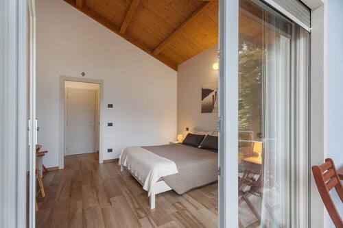 Zimmer 'Rosa' mit Bergblick, privater Terrasse und Wi-Fi
