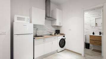 Kühlschrank, Mikrowelle, Herdplatte, Wasserkocher mit Kaffee-/Teezubehör