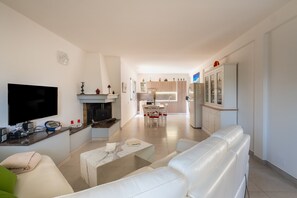 TV, fireplace - Villa 'La Collina' with Private Terrace, Wi-Fi and Air Conditioning (Galatone)