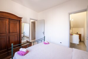 3 dormitorios, tabla de planchar con plancha, wifi gratis y ropa de cama