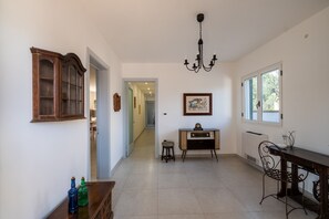 Interior - Villa 'La Collina' with Private Terrace, Wi-Fi and Air Conditioning (Galatone)