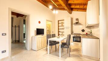 Frigorifero, forno, piano cottura, lavastoviglie