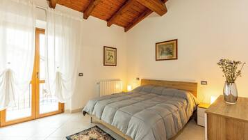 1 habitación, tabla de planchar con plancha, wifi y ropa de cama