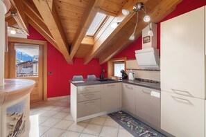 Réfrigérateur, micro-ondes, plaque de cuisson, lave-vaisselle