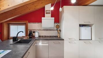 Frigorifero, microonde, piano cottura, lavastoviglie