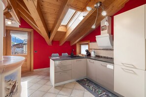 Fridge, microwave, stovetop, dishwasher - Casa Daniele-Livia Apartment with Mountain View, Balcony & Wi-Fi (Livigno)