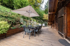 Outdoor dining - Apartment "Locdecharme" with Mountain Views, Private Terrace, and Wi-Fi (Les Clefs)