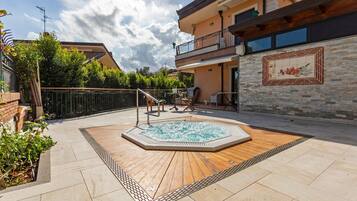 Bain à remous extérieur