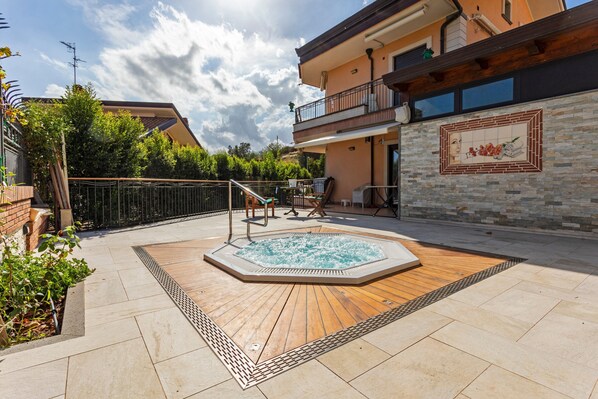 Outdoor spa tub