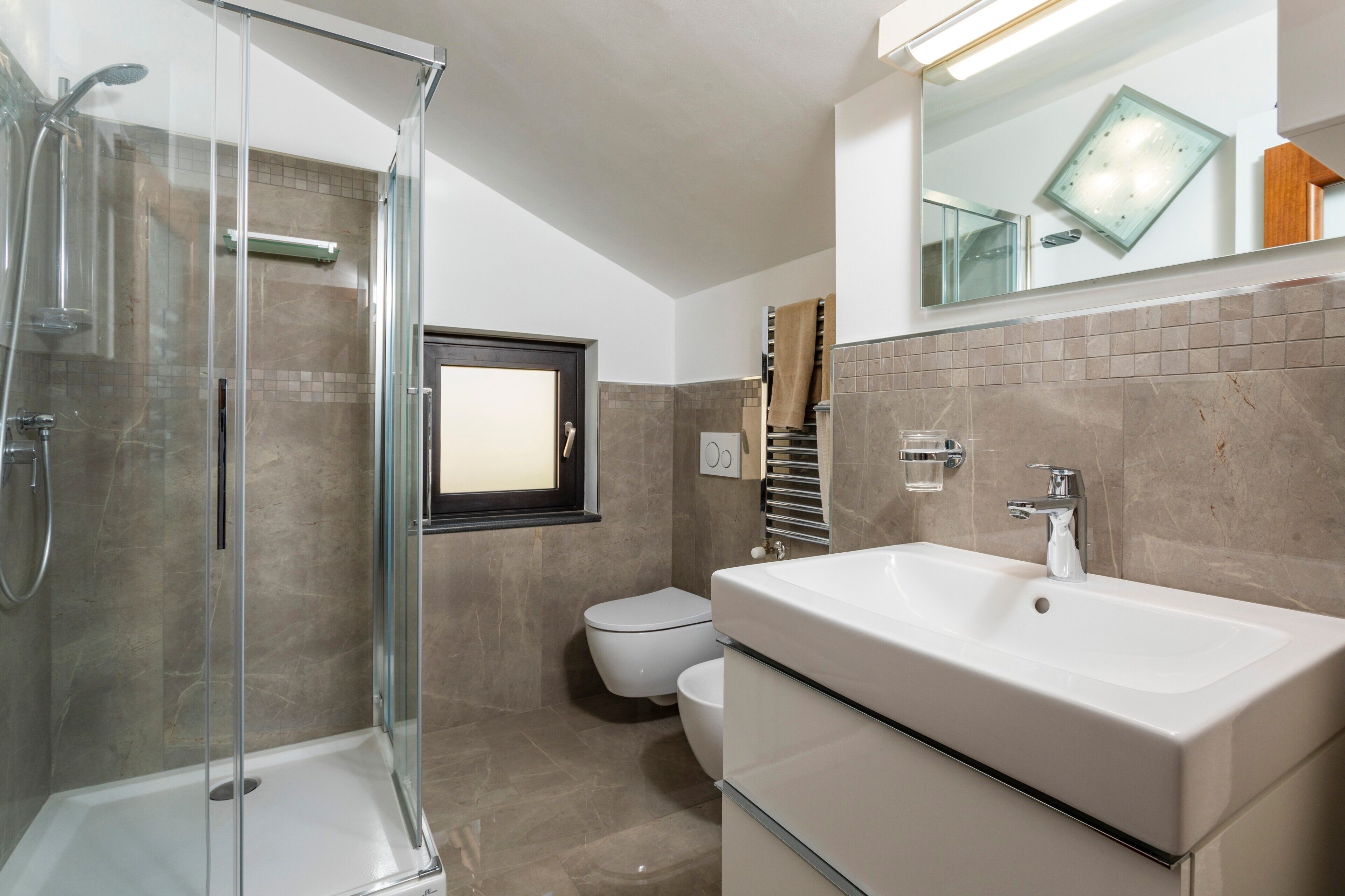 Douche, articles de toilette gratuits, sèche-cheveux, peignoirs
