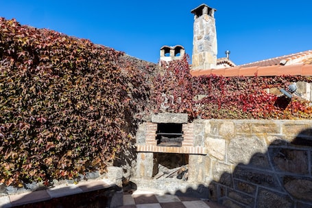 Property grounds. Siesta y Brisca Country House in Ávila with Mountain Views, Terrace and Balcony