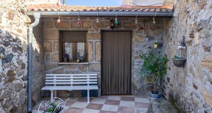Siesta y Brisca Country House in Ávila with Mountain Views, Terrace and Balcony
