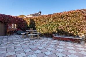 Outdoor dining - Country House 'Casa Siesta Y Brisca' with Mountain View, Private Terrace and Balcony (Manjabálago)