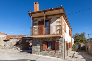 Exterior - Country House 'Casa Siesta Y Brisca' with Mountain View, Private Terrace and Balcony (Manjabálago)