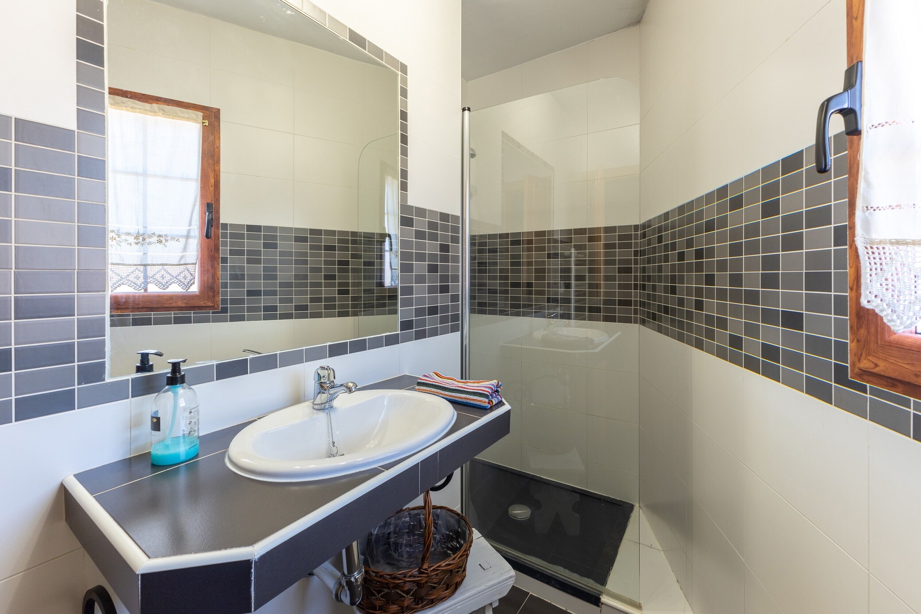 Een douche, een haardroger, handdoeken