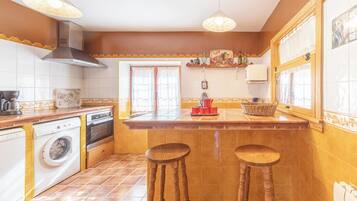 Frigorífico, microondas, horno y placa de cocina