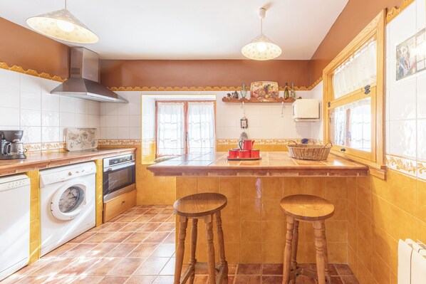 冷蔵庫、電子レンジ、オーブン、コンロ