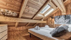 4 bedrooms, iron/ironing board, free WiFi, bed sheets