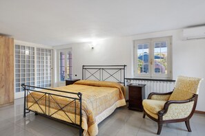 6 slaapkamers, een strijkplank/strijkijzer, gratis wifi, beddengoed