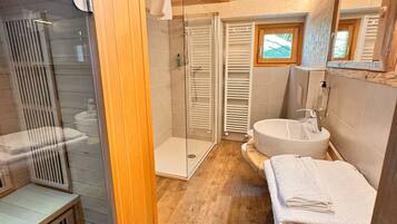 Douche, sĂšche-cheveux, serviettes fournies