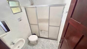 Ein Badezimmer mit Toilette, Bidet und Duschkabine.