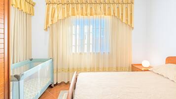 4 bedrooms, iron/ironing board, free WiFi, bed sheets