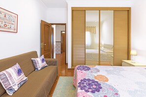 4 bedrooms, iron/ironing board, free WiFi, bed sheets