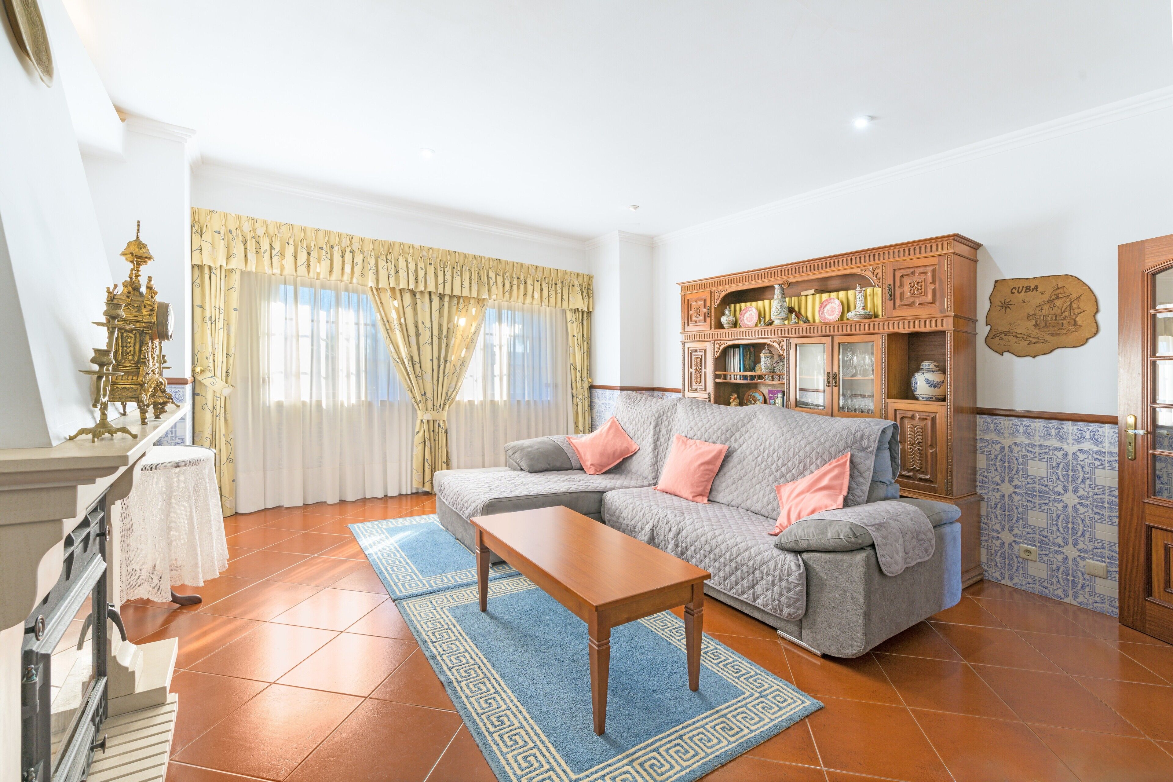 TV, lareira, mesa de pingue-pongue