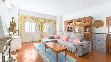 TV, lareira, mesa de pingue-pongue