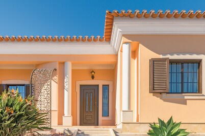 Villa 'Beautiful Deluxe 4 Bedroom' with Private Pool, Private Garden and Wi-Fi
