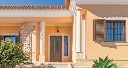 Villa 'Beautiful Deluxe 4 Bedroom' mit privatem Pool, Garten und WLAN