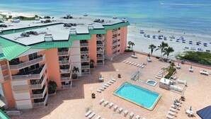 Un hôtel doté d’une piscine sur le toit, d’un accès à la plage et de plusieurs balcons.