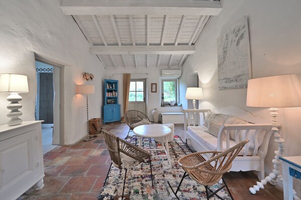 Living area - Cottage 'La Maison D'amis Du Chateau' with Shared Pool, Wi-Fi and Air Conditioning (Pech-Luna)