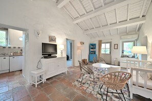 Living area - Cottage 'La Maison D'amis Du Chateau' with Shared Pool, Wi-Fi and Air Conditioning (Pech-Luna)
