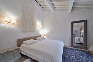 2 bedrooms, iron/ironing board, free WiFi, bed sheets - Cottage 'La Maison D'amis Du Chateau' with Shared Pool, Wi-Fi and Air Conditioning (Pech-Luna)