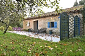Terrace/patio - Cottage 'La Maison D'amis Du Chateau' with Shared Pool, Wi-Fi and Air Conditioning (Pech-Luna)