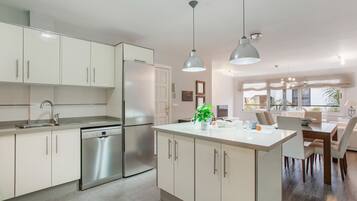 Een koelkast, een magnetron, een oven, een kookplaat