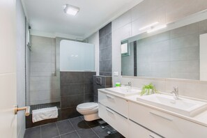 Een douche, een haardroger, handdoeken