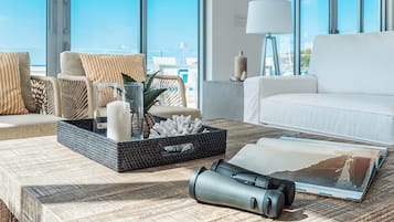 Smart-TV, bøker og stereoanlegg