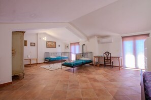 4 makuuhuonetta, työpöytä, silitysrauta/-lauta, Wi-Fi