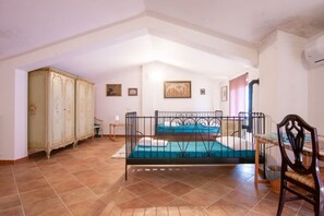 4 bedrooms, desk, iron/ironing board, WiFi