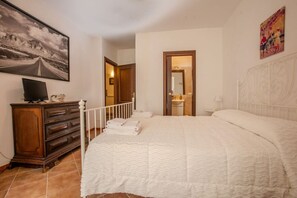 4 室のベッドルーム、デスク、アイロン / アイロン台、WiFi