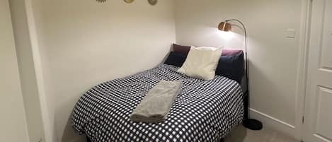 2 bedrooms, desk, iron/ironing board, WiFi