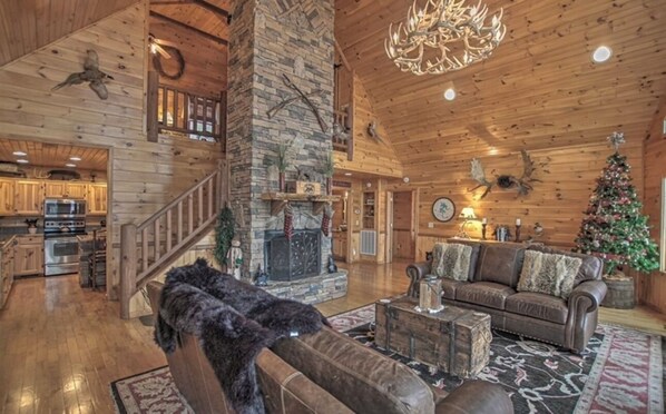 TV, fireplace, foosball - Beautiful 4-bedroom cabin in brilliant Blue Ridge with WiFi, AC (Blue Ridge)