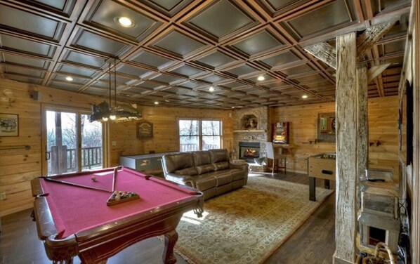 Een televisie, een open haard en tafelvoetbal