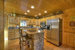 Fridge, microwave, oven, stovetop - Beautiful 4-bedroom cabin in brilliant Blue Ridge with WiFi, AC (Blue Ridge)