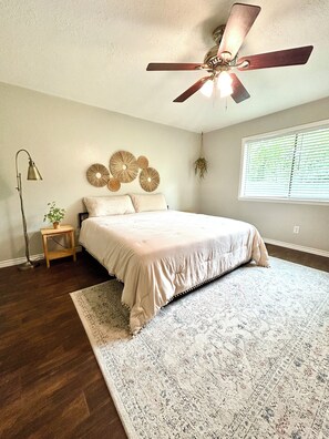 3 makuuhuonetta, työpöytä, silitysrauta/-lauta, ilmainen Wi-Fi