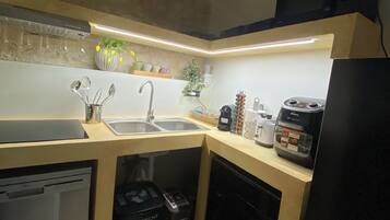 Frigorifero, microonde, tostapane, pentole/stoviglie/utensili