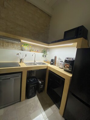 Réfrigérateur, micro-ondes, grille-pain