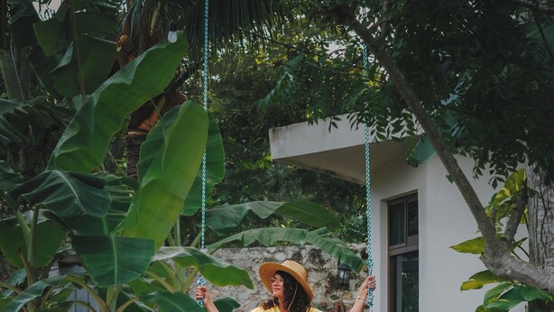 A person on a swing in a garden with a pool. - Casa Cactus Buenavista  (Bacalar)